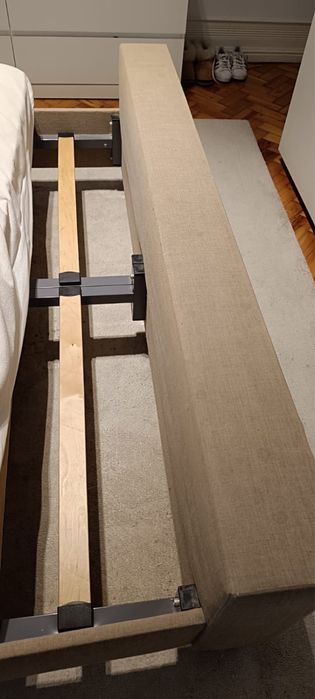 Estrutura de cama de casal em linho