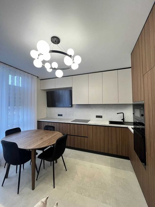 Перша здача! Простора 2-кімнатна квартира біля міського озера