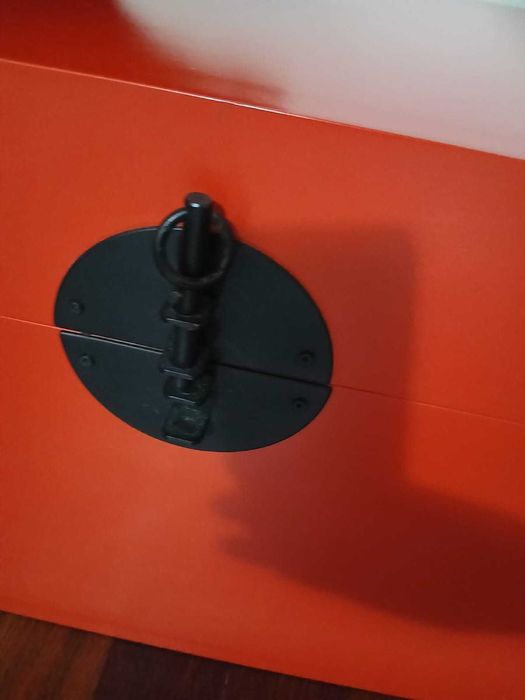 Baú, vermelho, aspeto oriental