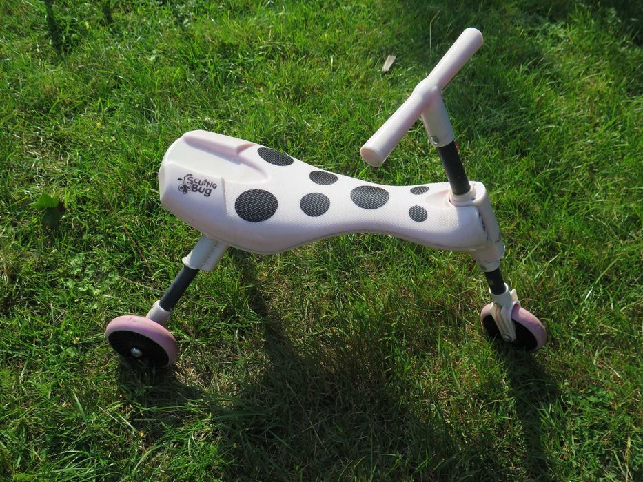 Scuttle Bug trójkołowy rowerek biegowy różowy