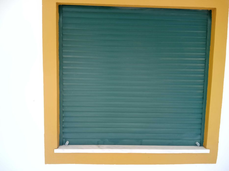 Janela com portas de correr  estore manual de embutir e rede bom preço