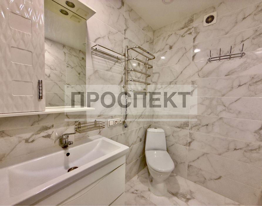 Продам 2-х кімн.квартиру з ремонтом пр-т Свободи ( Автономка)