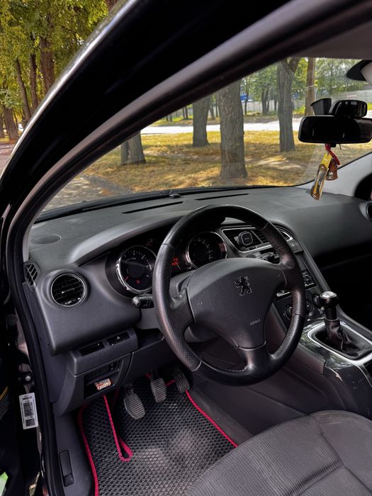 Peugeot     5008