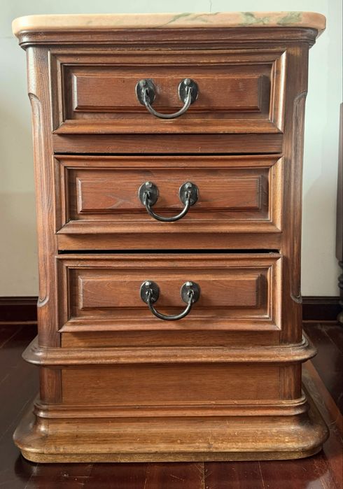 Mobilia de quarto em madeira de castanho