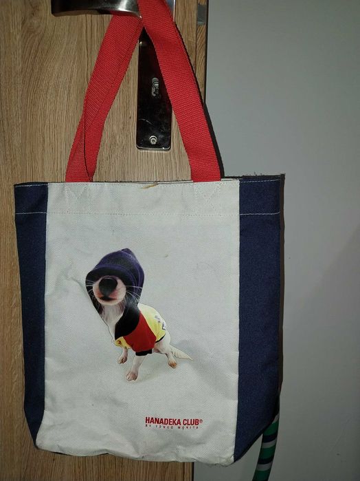 Młodzieżowe torebki, jedna  z ćwiekami