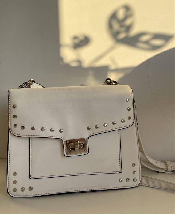 biała torebka kuferek stradivarius