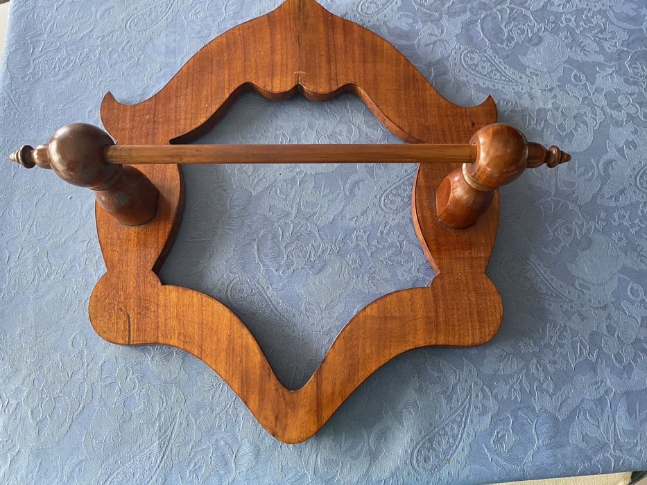 Toalheiro antigo em madeira de vinhático