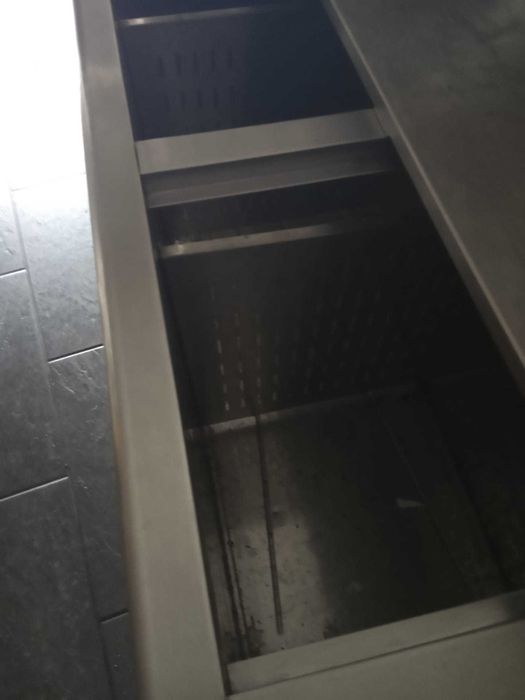 Balcão com refrigerador e vitrina