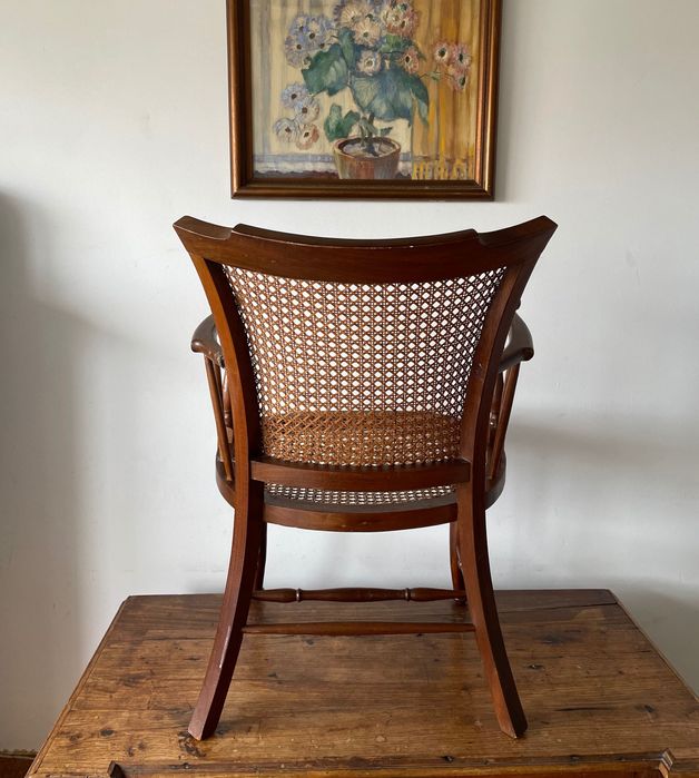 Duas cadeiras antigas com palhinha