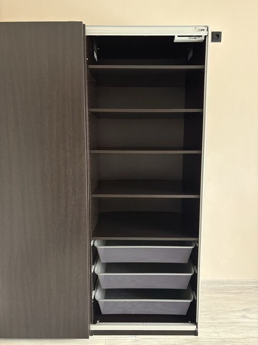 Szafa ikea pax z drzwiami przesuwnymi i pułkami modułowymi