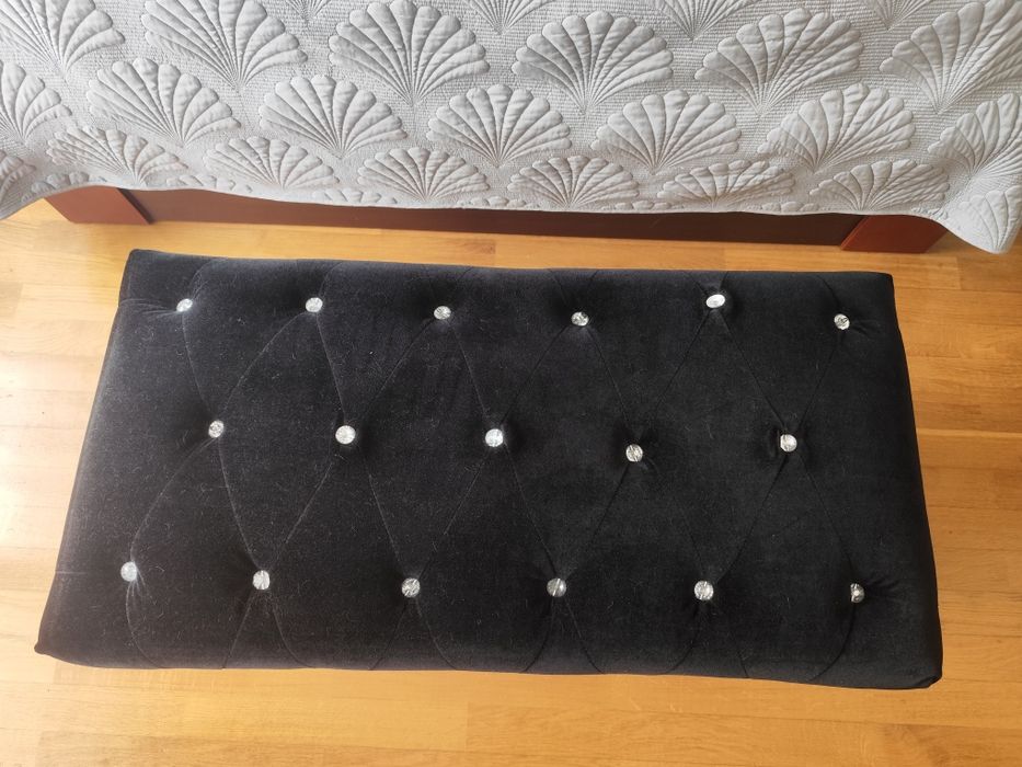 Banco / Banqueta em Veludo Preto com Capitonê – Elegante