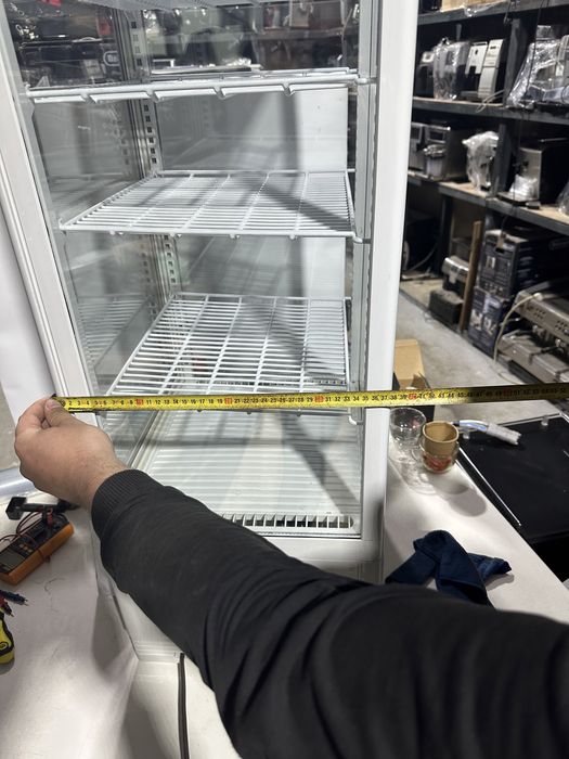 Холодильна вітрина майже нова