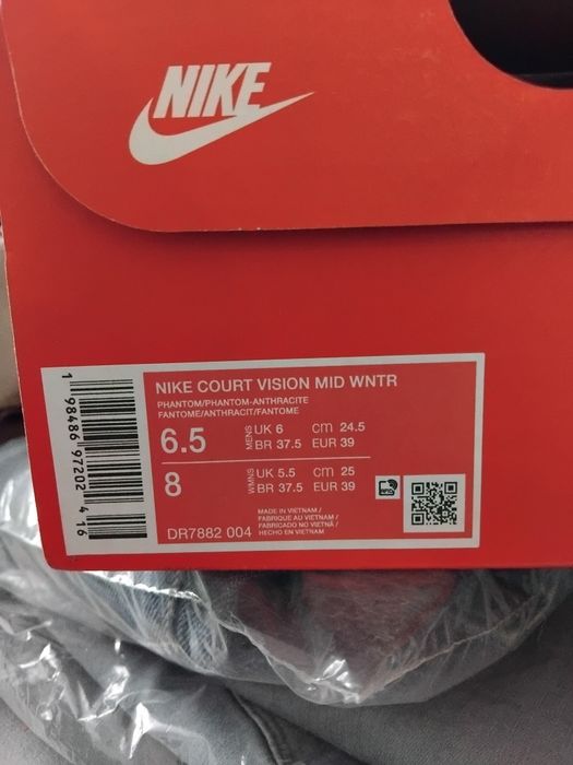Продам новые ботинки Nike