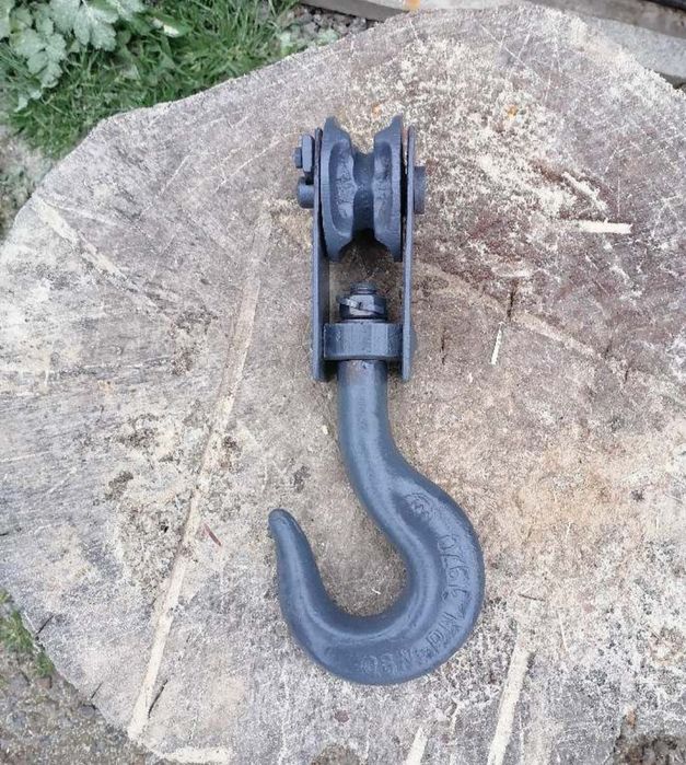 Hak dźwigowy z kołem