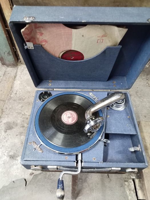 Продам патефон .