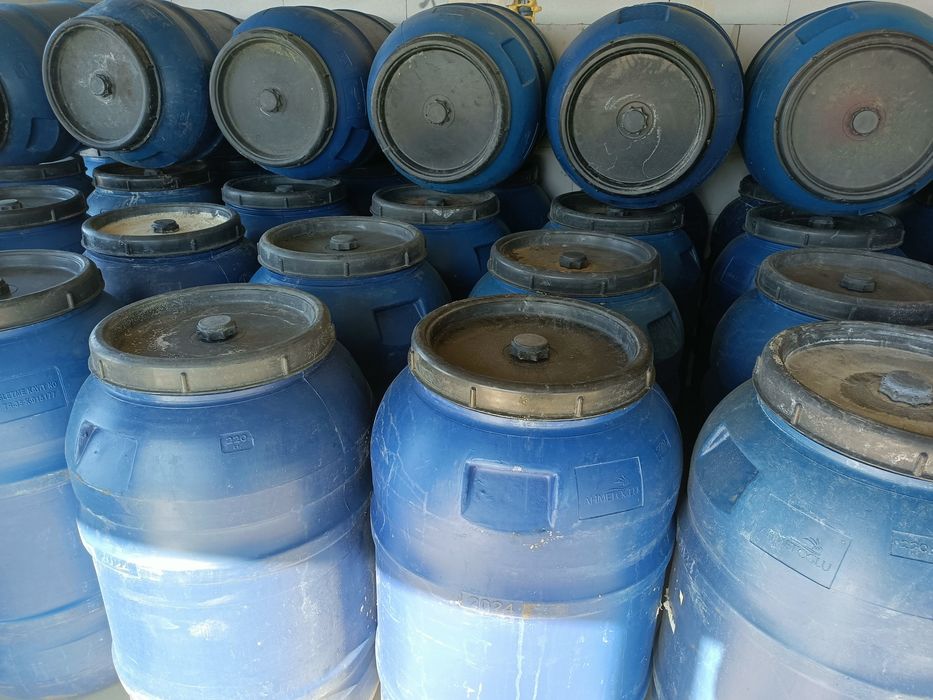 Beczki plastikowe 220L