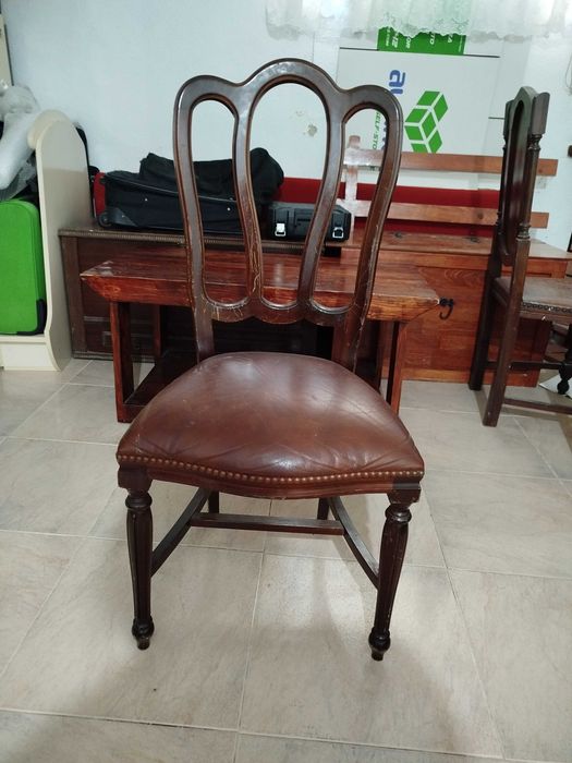 Mesa e cadeiras de madeira mogno