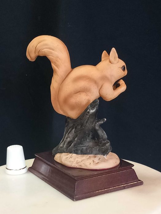 Esquilo Vintage sobre pedestal de madeira, Coleção Leonardo, anos 90.