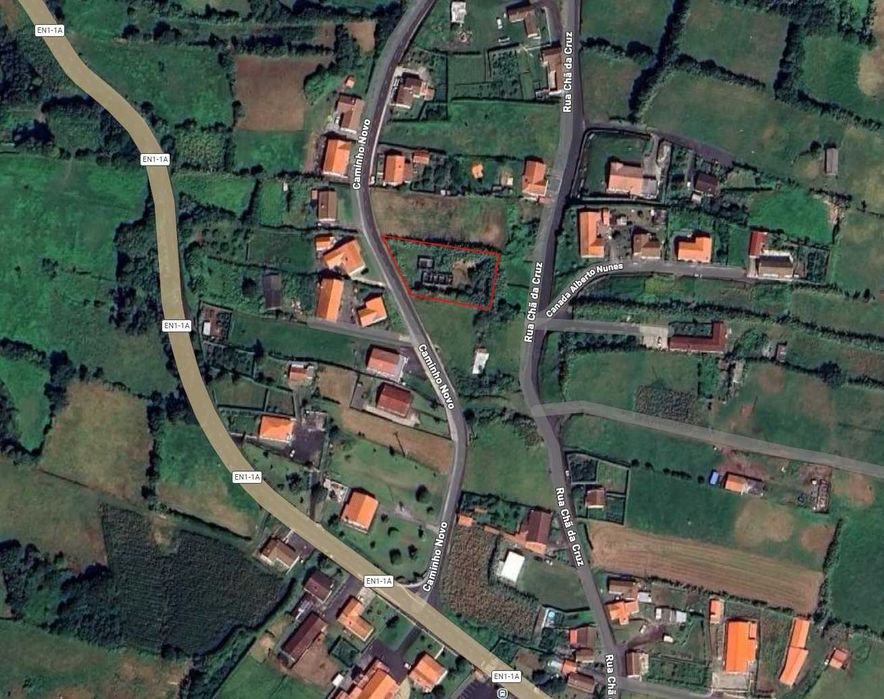 Terreno urbano + moradia iniciada na ilha do Faial