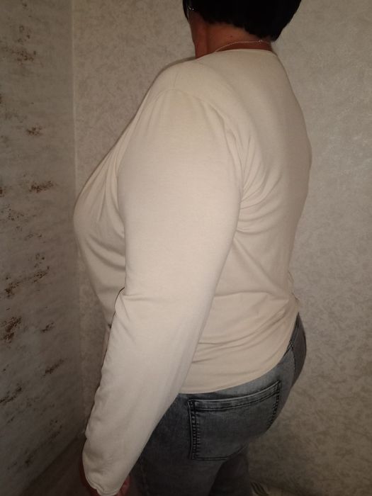 Кофта на завязках,размер 56.Бежевого цвета.