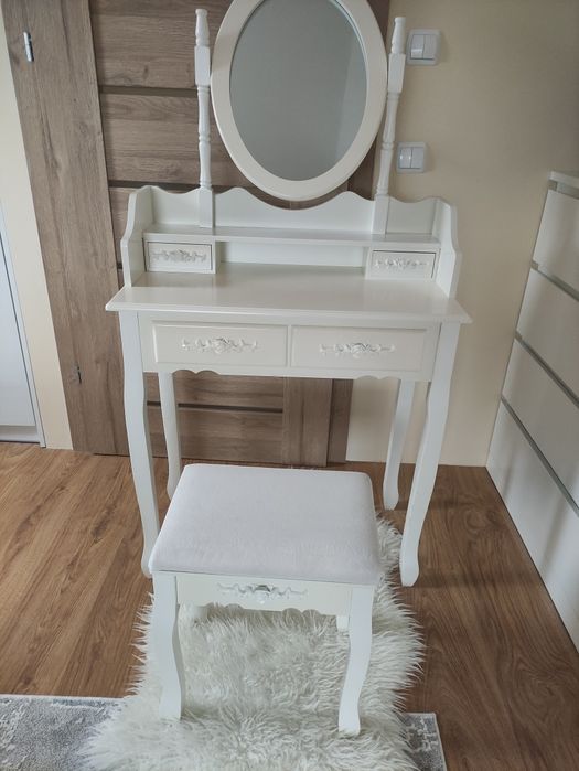 Toaletka biała drewniana