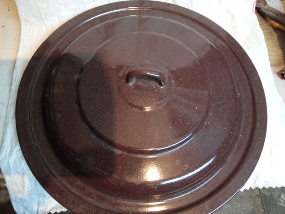 Кришка на каструлю великого розміру.