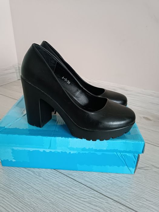 Класичні чорні туфлі