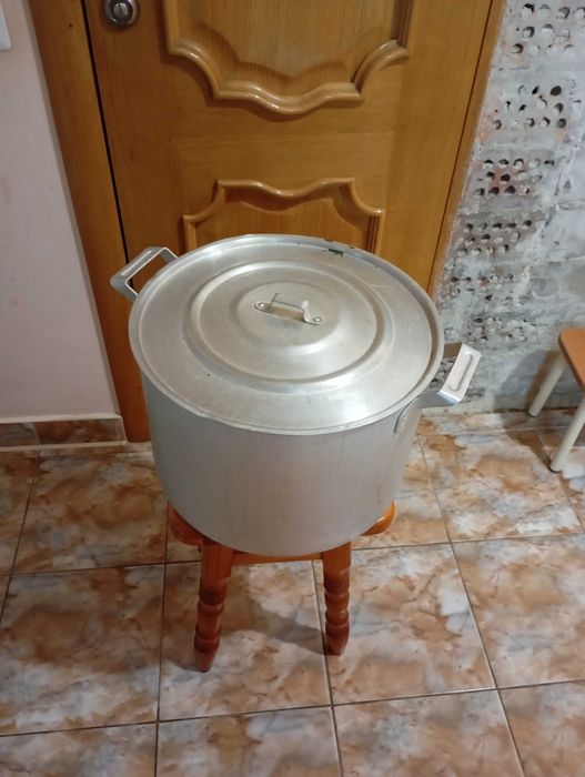 Велика алюмініва каструля б/у ідеальн. стан.