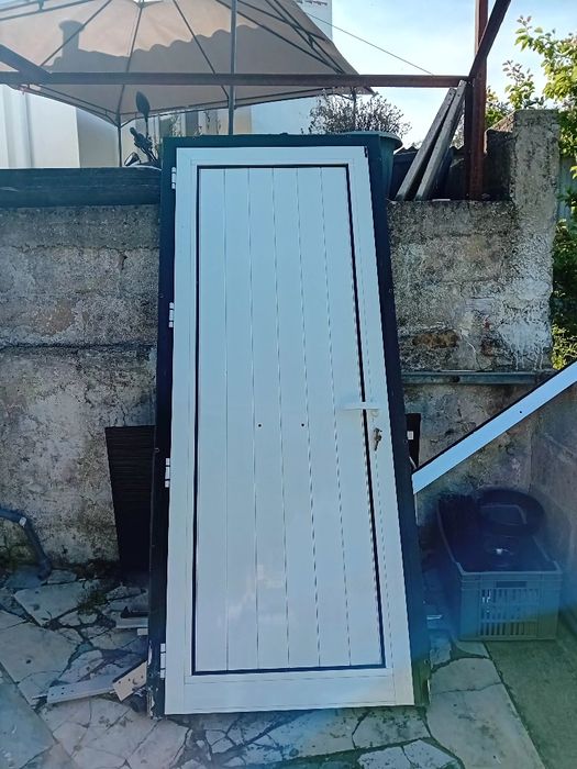 Porta de entrada em aluminio