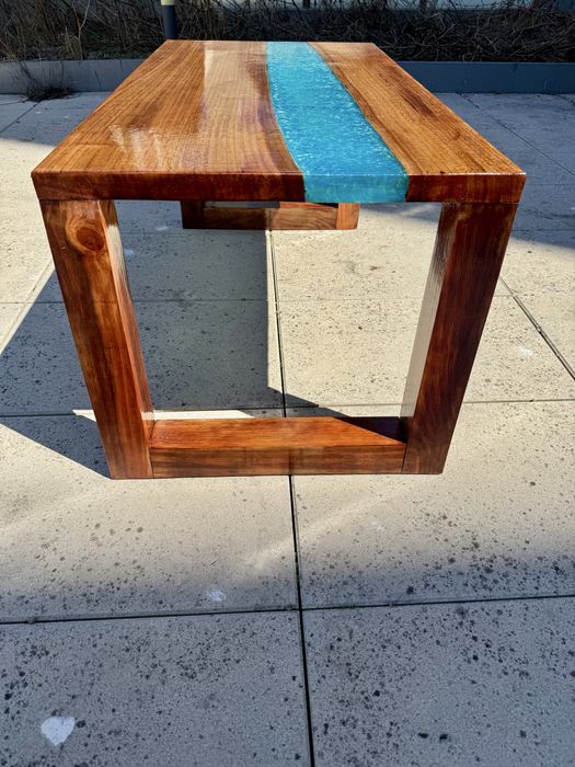 Coffee Table em Carvalho & Resina Epóxi — Peça Única  Preço: 800 €  Coffee table artesanal feita à mão em madeira maciça de carvalho e resina epóxi,