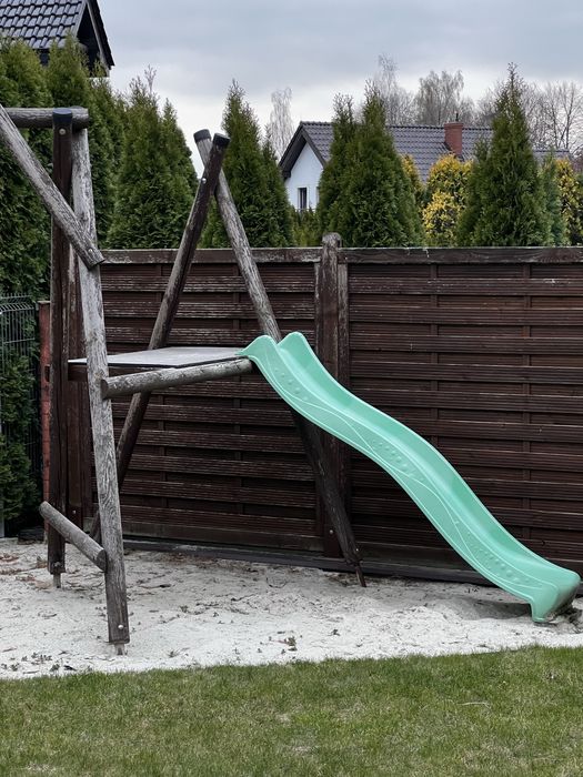 Plac zabaw ze zjezdzalnią