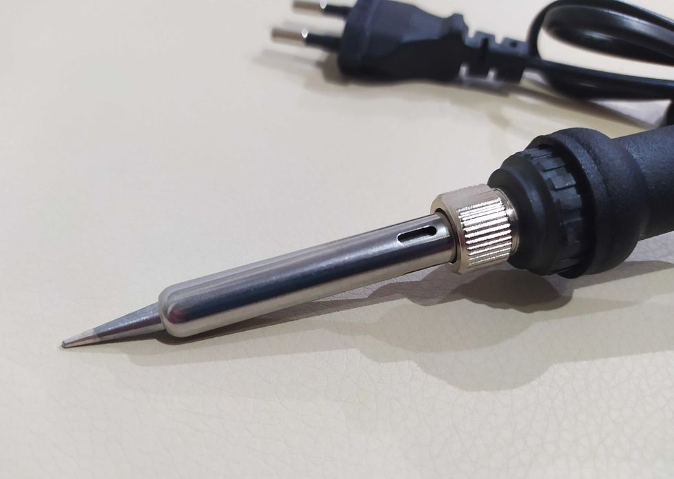Паяльник на 60 Вт с регулировкой температуры от 200 до 450 ° C