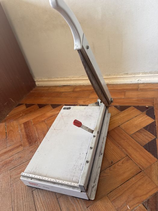 Vendo máquina de cortar  papel