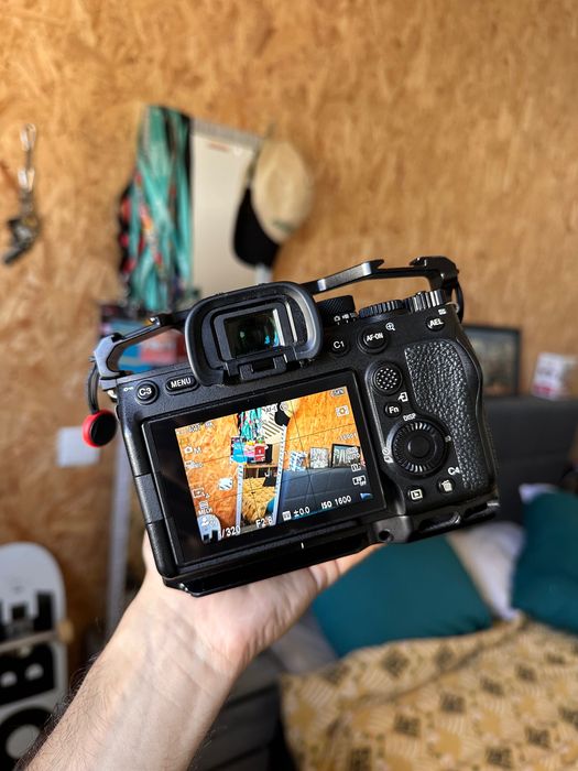 Sony A7 IV Full-Frame 33MP + Cage SmallRig | Excelente Estado