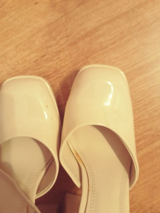 Buty lakier obcas kostka krem bershka 36
