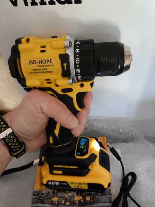 Стоковый.Бесчеточный акамуляторный шуруповёрт.