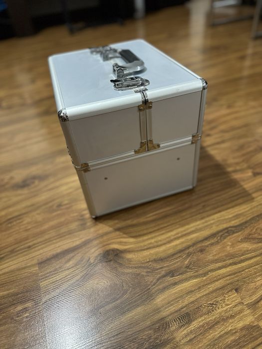 Kuferek ba lakiery i przyrzady do manicure i pedicure