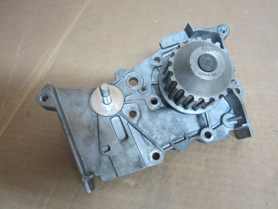 Продам помпу системи охолодження від Рено меган 2 1.6 бензин