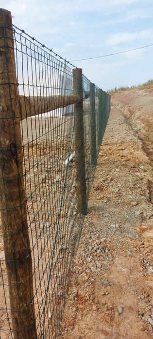 Vedações em madeira tratada e tubo