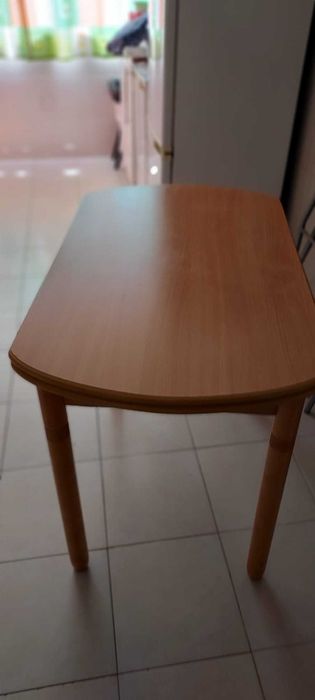 Mesa Cozinha Extensível com 4 cadeiras em pele preta.