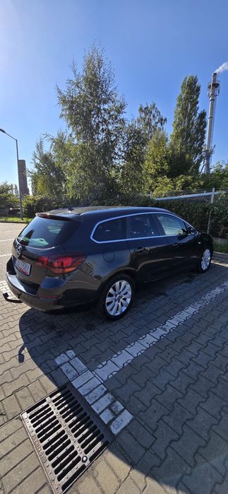 Czarny Opel Astra
