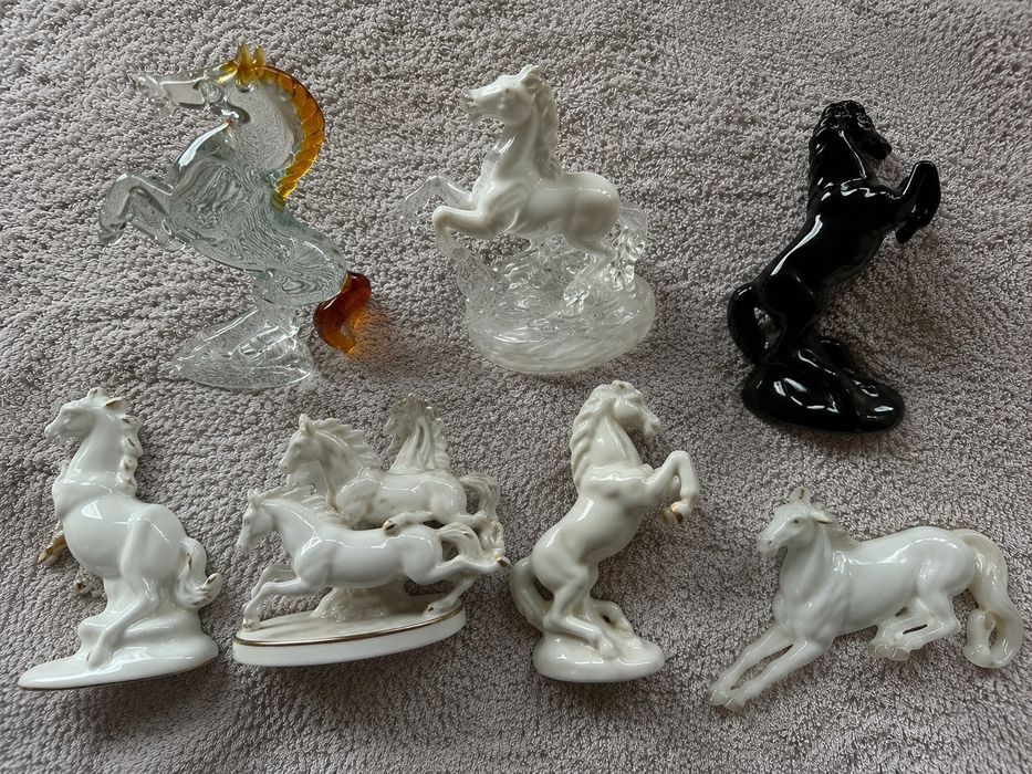 Kolekcja figurek koni – szkło artystyczne i porcelana – unikatowy zestaw