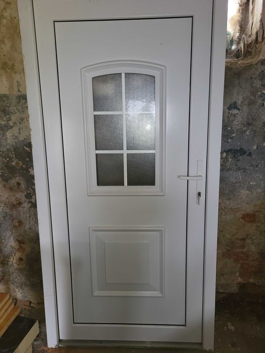 Białe drzwi wejściowe ze szprosem 100x200