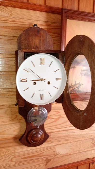 Годинник механічний з боєм в дубовому корпусі.
