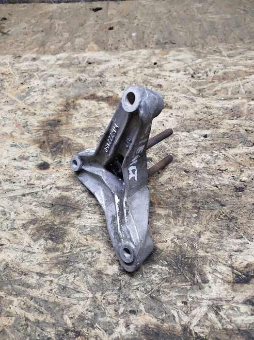 Кронштейн КПП лівий MR222150 Mitsubishi Space Star, Carisma