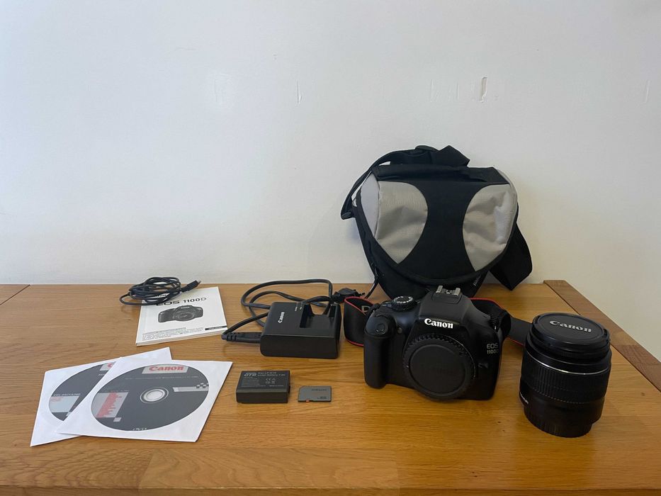 Canon EOS 1100D + EF-S 18-55mm