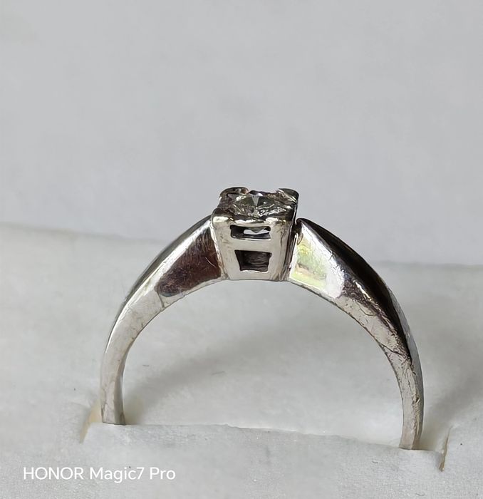Pierścionek, złoto 9k, brylant 0,12ct.