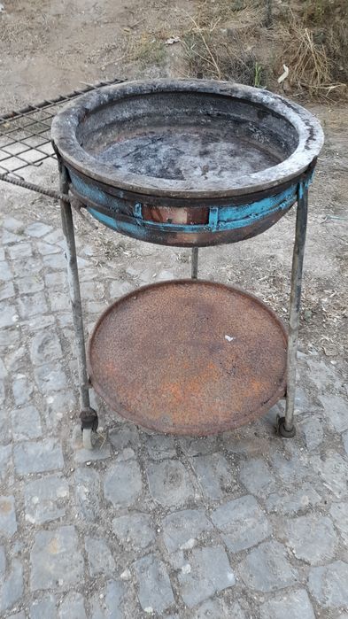 Grelhador a lenha.