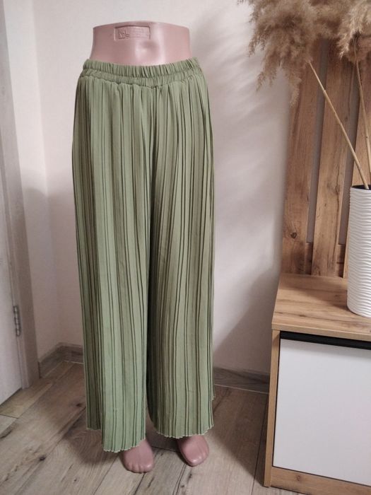 Плісовані штани оливкового кольору