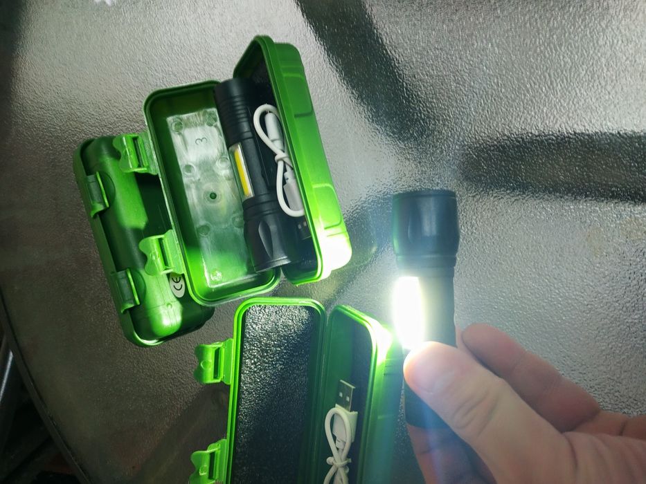 Фонарик трехрежымный в кейсе на аккумуляторе.Новый.